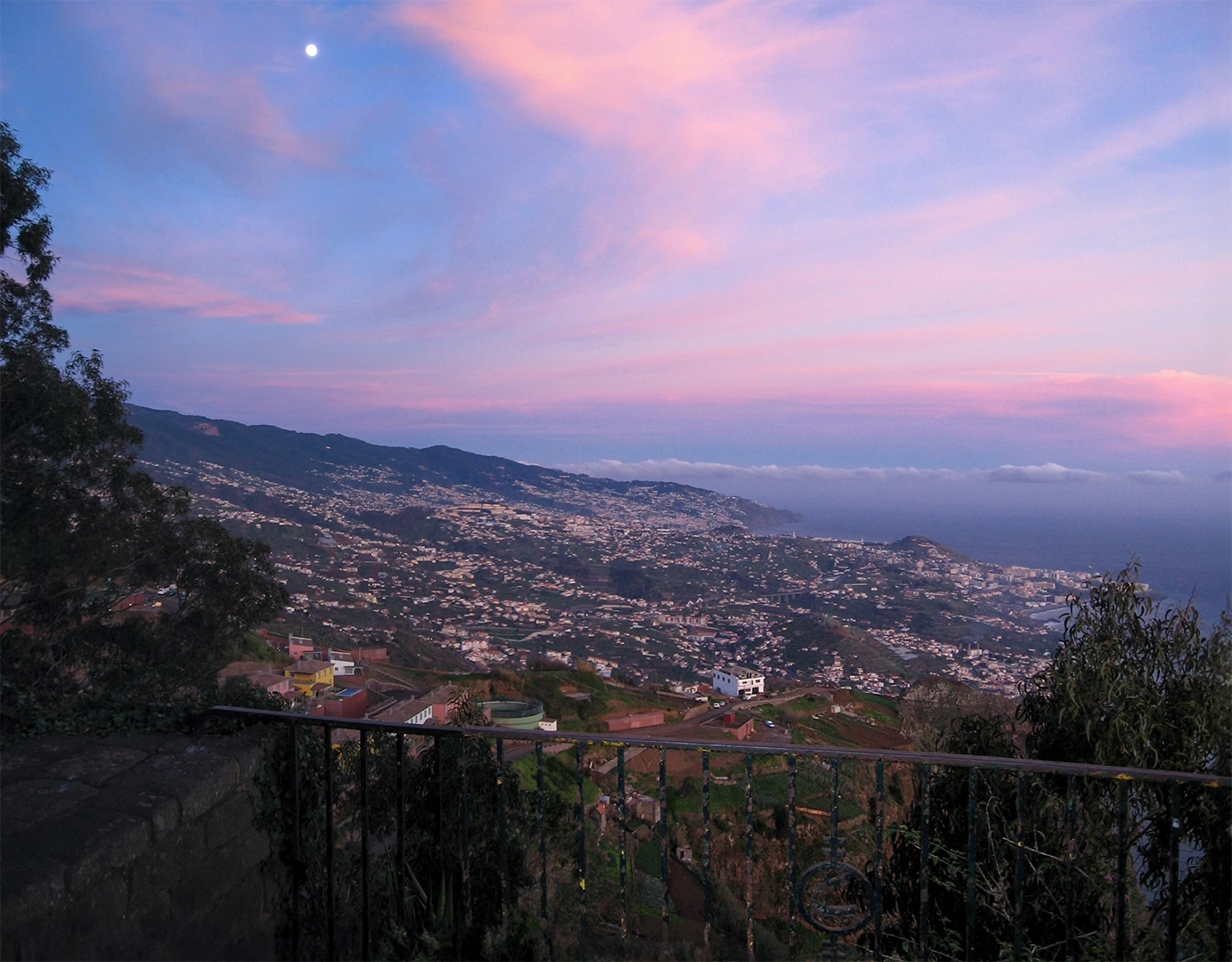 Iltarusko ja kuu taivaalla Gabo Giráolla vuonna 2007.