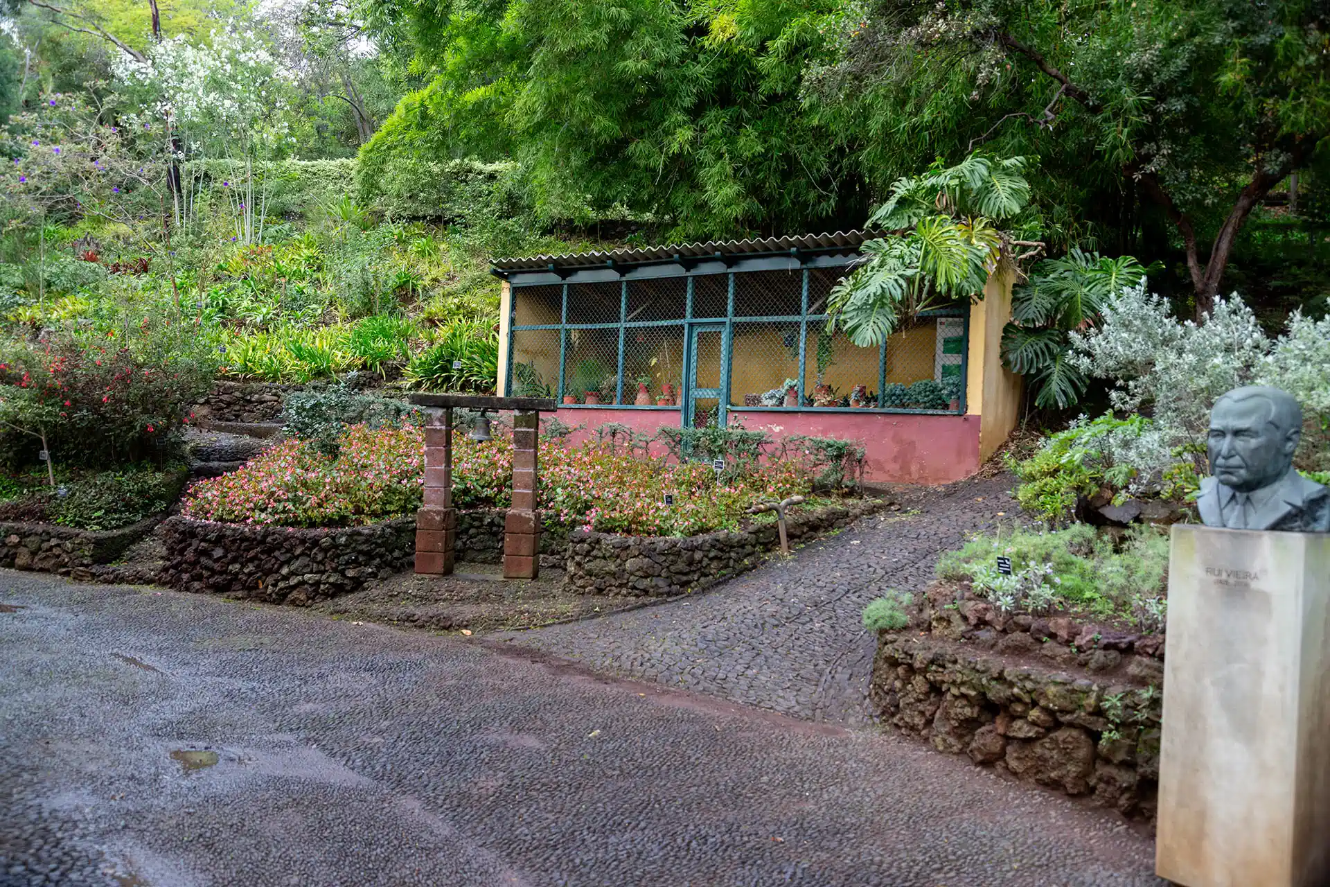 Koju kasvitieteellisen puutarhan kävelytien varrella.