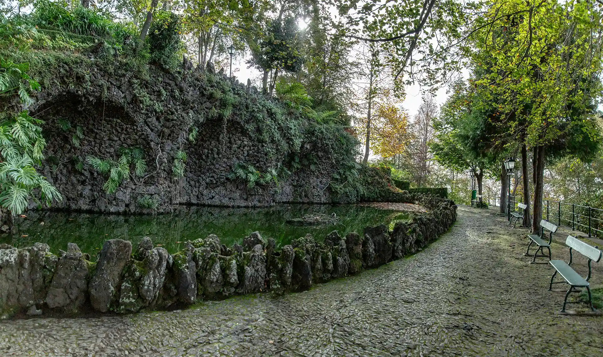 Kirkon alapuolella olevalla puistoalueella on miltei viidakkomainen tunnelma ja tekoallas sekä puiston penkkejä.