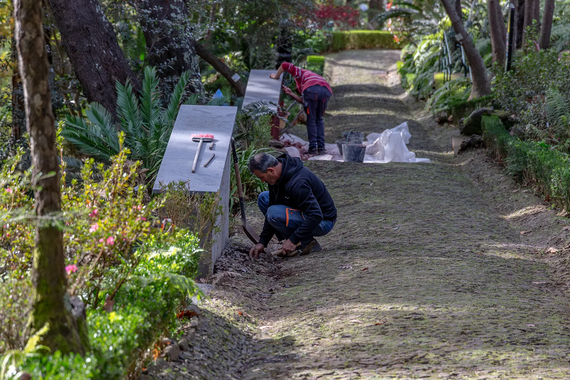 Huoltohenkilökunta työssään Montessa.