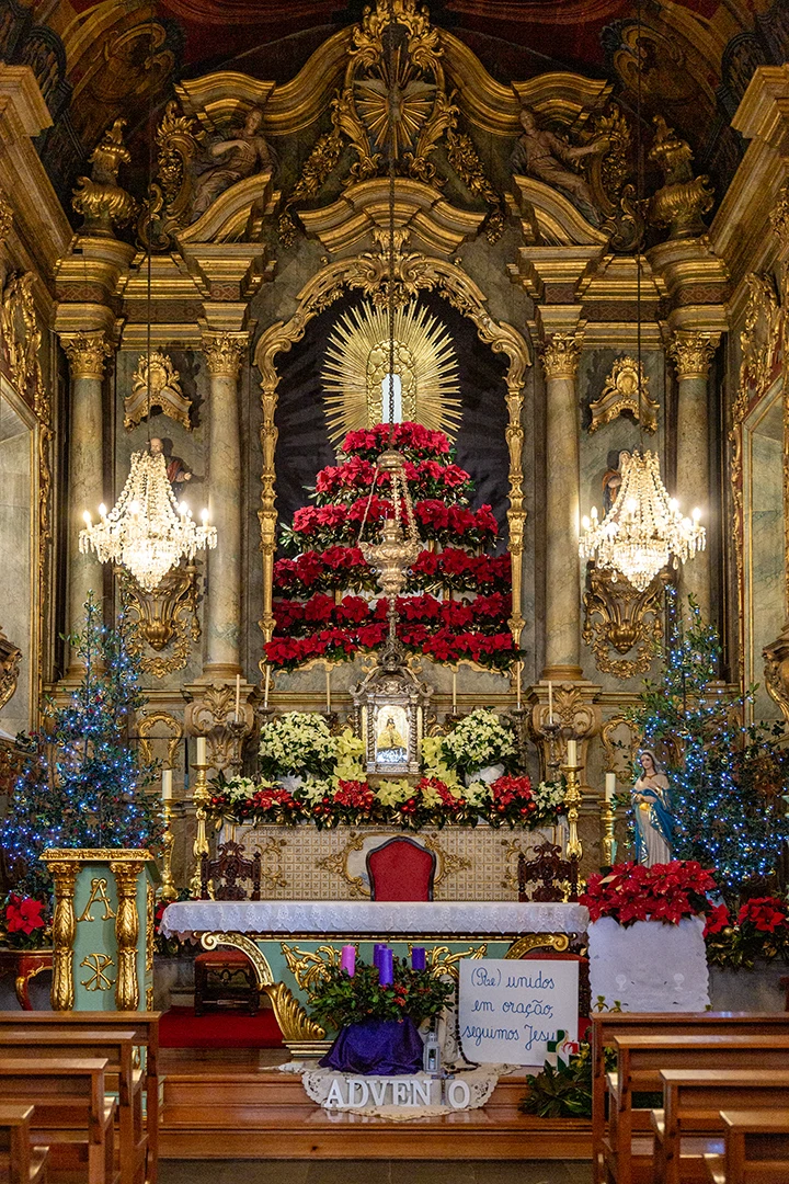 Kirkon alttaritaulu kuvattuna jouluna 2023.