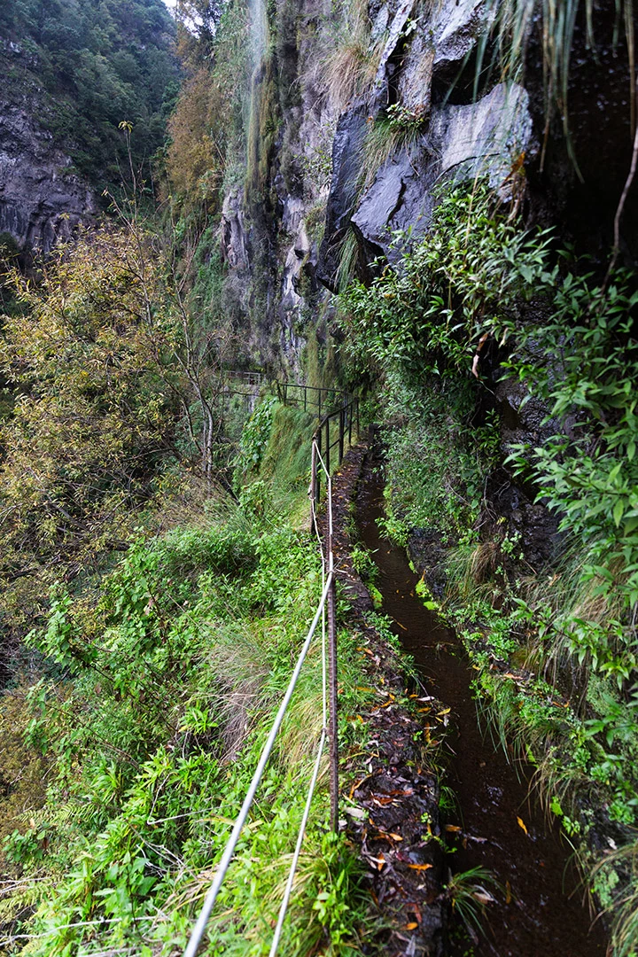 Jyrkkä kallionseinämä Levada do Curralilla vuonna 2023.