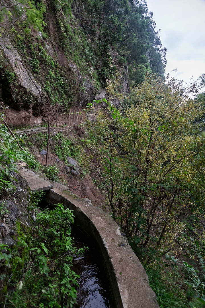 Levada do Curralilla kävellään kapeahkolla betonireunuksella.